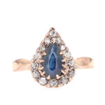 Ring um 1900 in 585er Rotgold mit einem blauen Saphir und Diamanten, liegend frontal