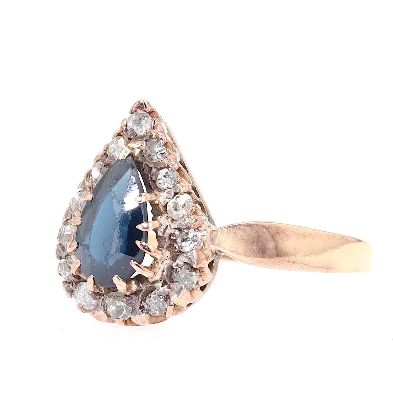 Ring um 1900 in 585er Rotgold mit einem blauen Saphir und Diamanten, liegend links gedreht