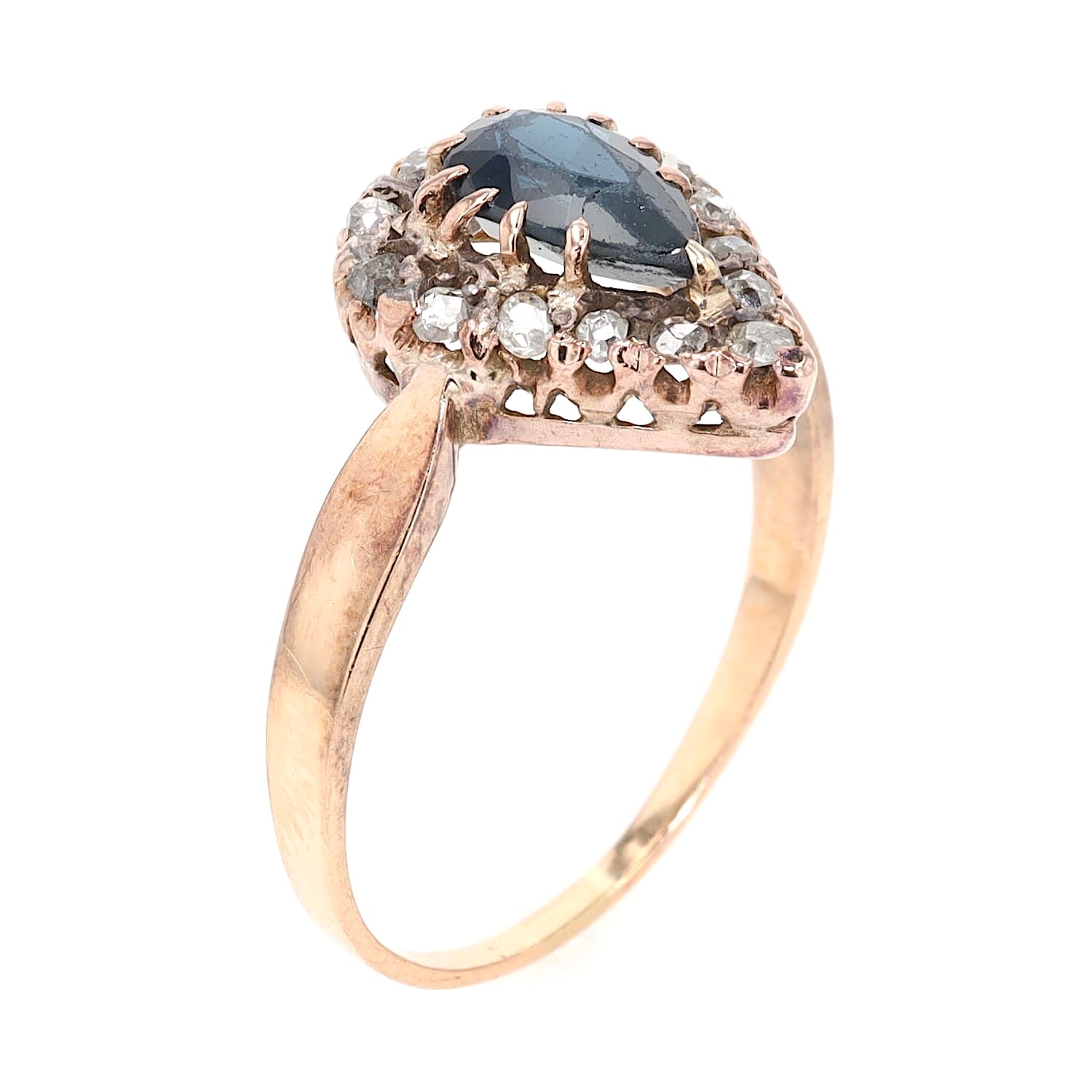 Ring um 1900 in 585er Rotgold mit einem blauen Saphir und Diamanten, stehend