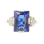 Art Déco Ring in Platin mit einem synthetischen blauen Saphir und Diamanten, liegend frontal