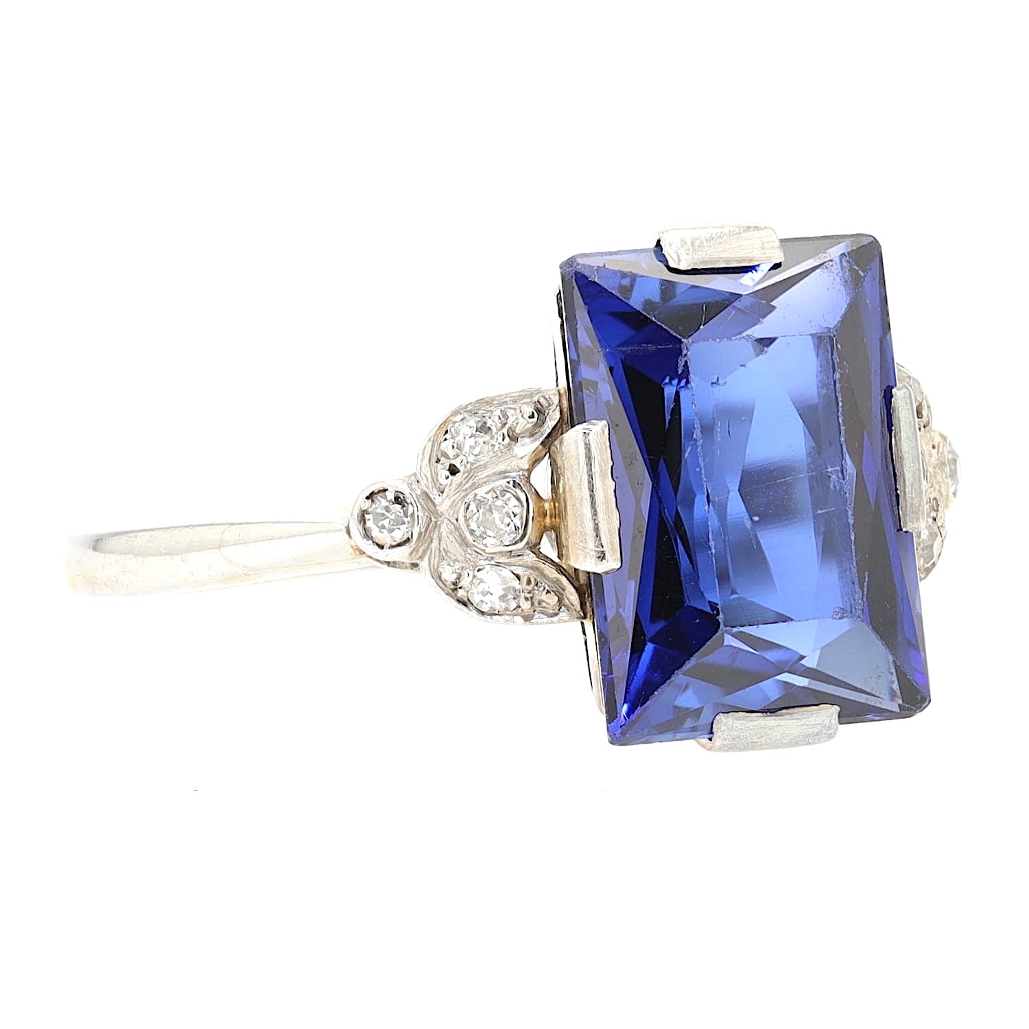 Art Déco Ring in Platin mit einem synthetischen blauen Saphir und Diamanten, liegend rechts gedreht