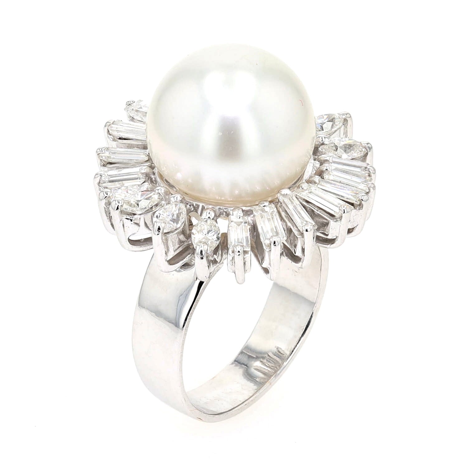 Cocktail-Ring in 750er Weißgold mit einer großen Südsee-Zuchtperle und insgesamt ca. 1,7 ct Diamanten, stehend