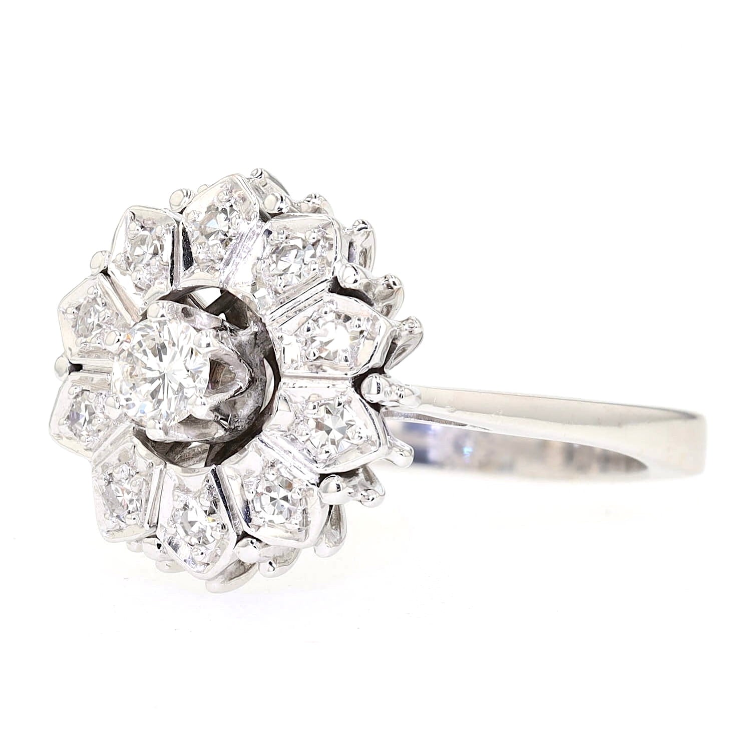 Marguerite-Ring in 585er Weißgold mit Brillanten und Diamanten, liegend links gedreht