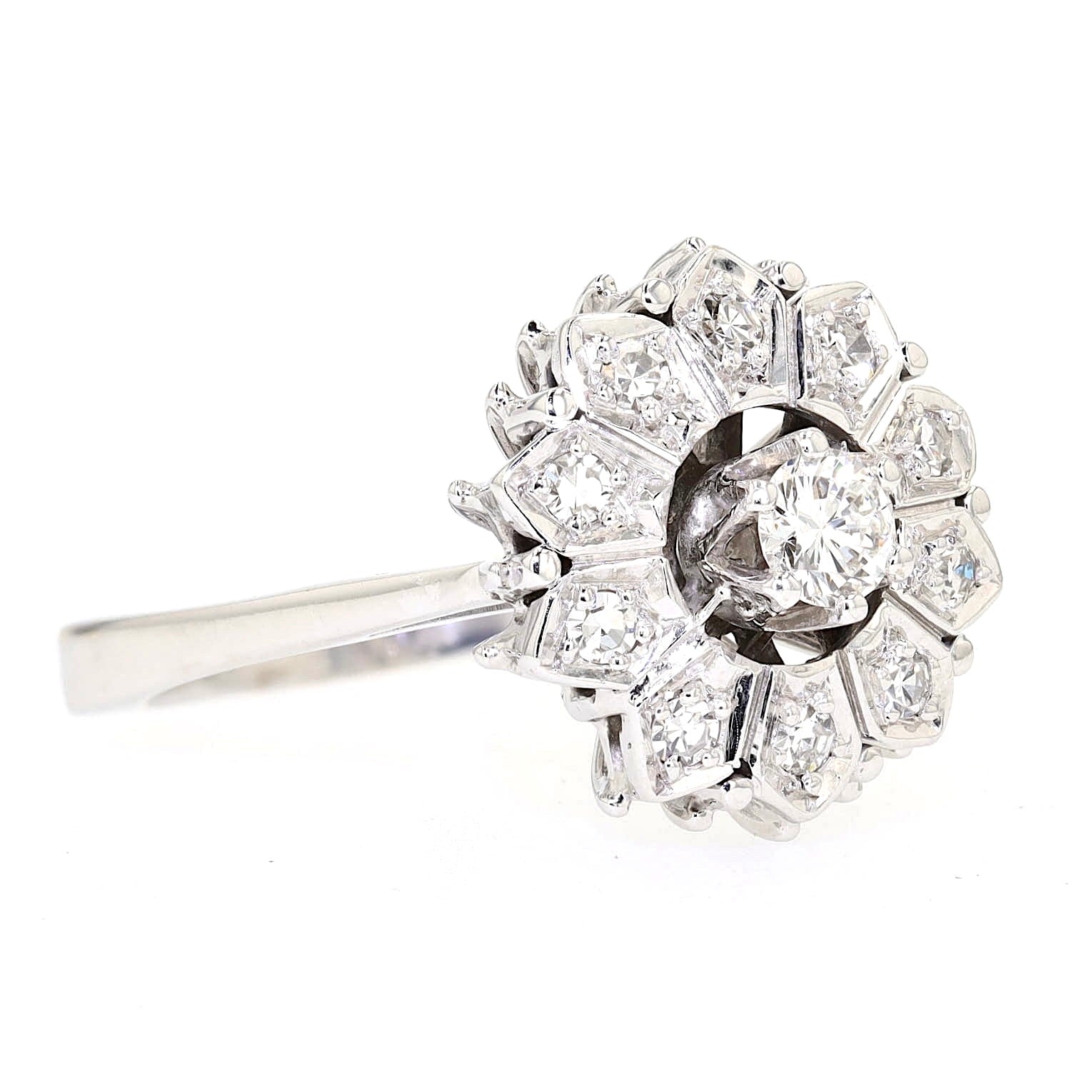 Marguerite-Ring in 585er Weißgold mit Brillanten und Diamanten, liegend rechts gedreht