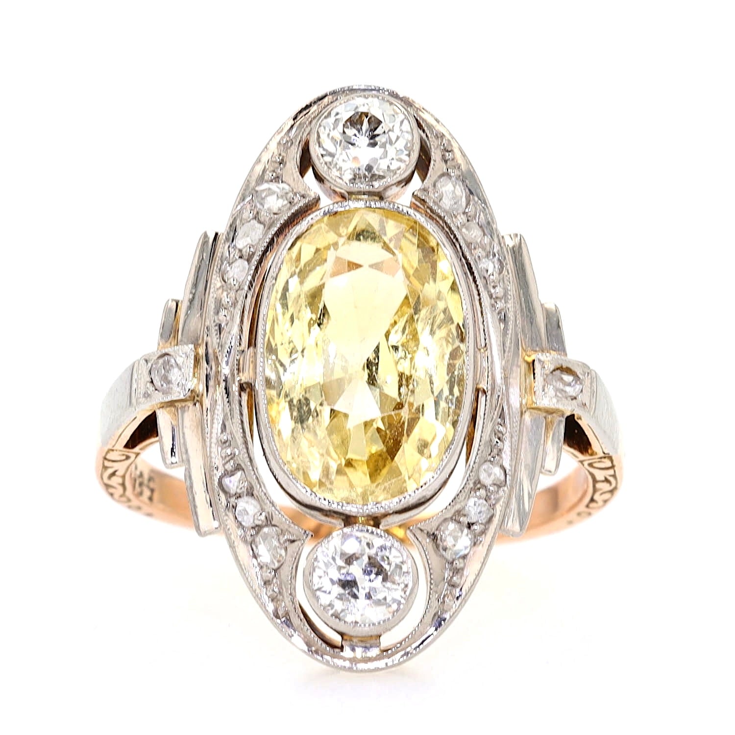 Art Déco Ring in 585er Gelbgold und Silberauflage mit einem natürlichen gelben Saphir mit ca. 3,6 ct und insgesamt ca. 0,4 ct Diamanten, liegend frontal