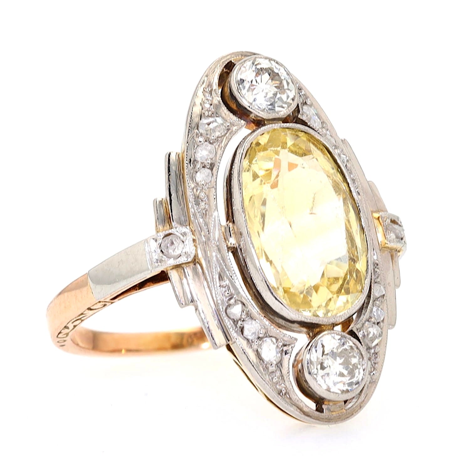 Art Déco Ring in 585er Gelbgold und Silberauflage mit einem natürlichen gelben Saphir mit ca. 3,6 ct und insgesamt ca. 0,4 ct Diamanten, liegend rechts gedreht