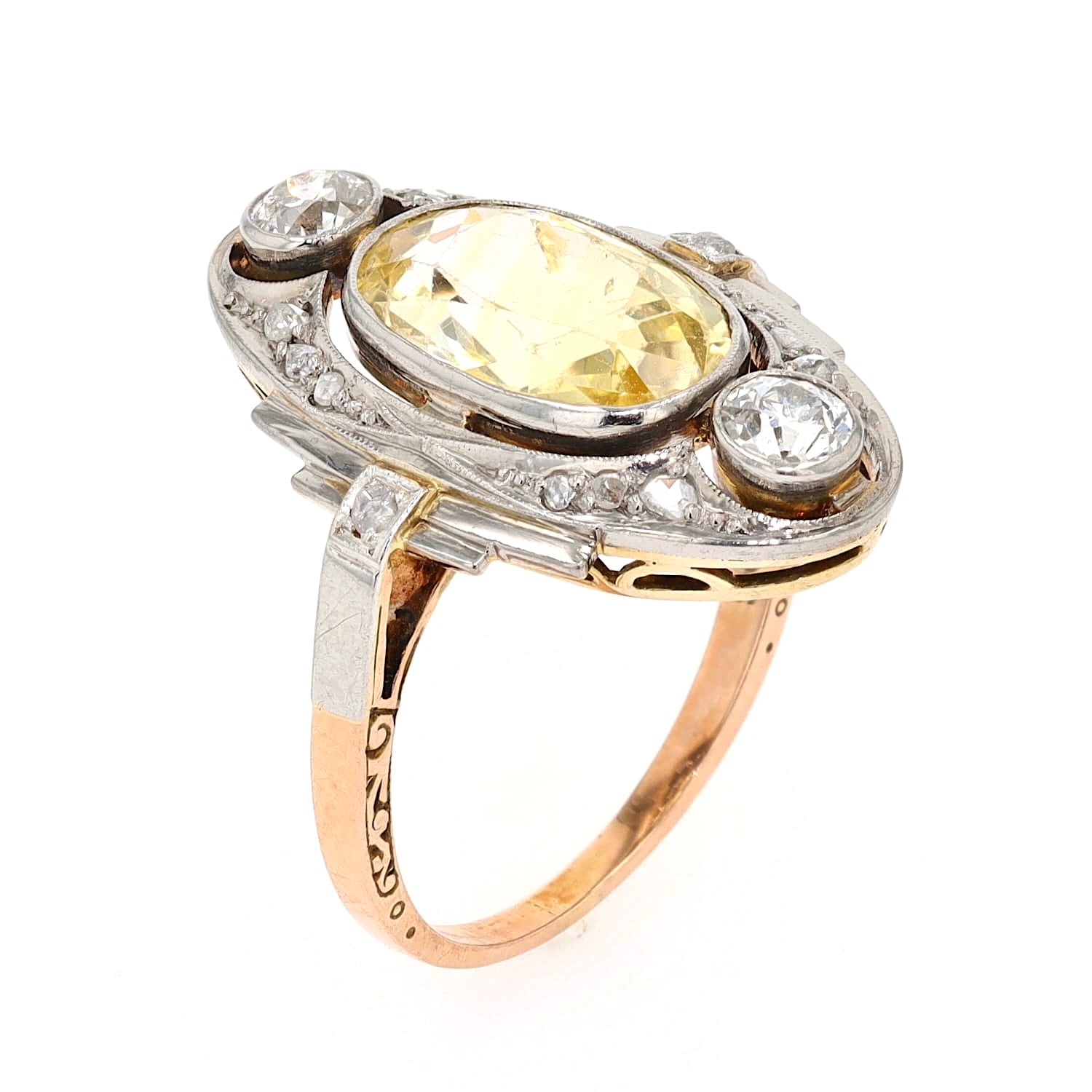 Art Déco Ring in 585er Gelbgold und Silberauflage mit einem natürlichen gelben Saphir mit ca. 3,6 ct und insgesamt ca. 0,4 ct Diamanten, stehend