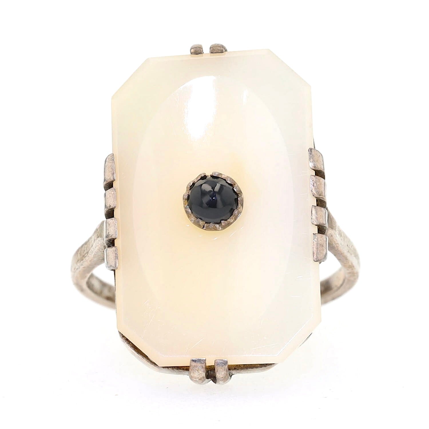 Art Deco ring in 830 silver with a chalcedony plate and a round onyx, lying frontally