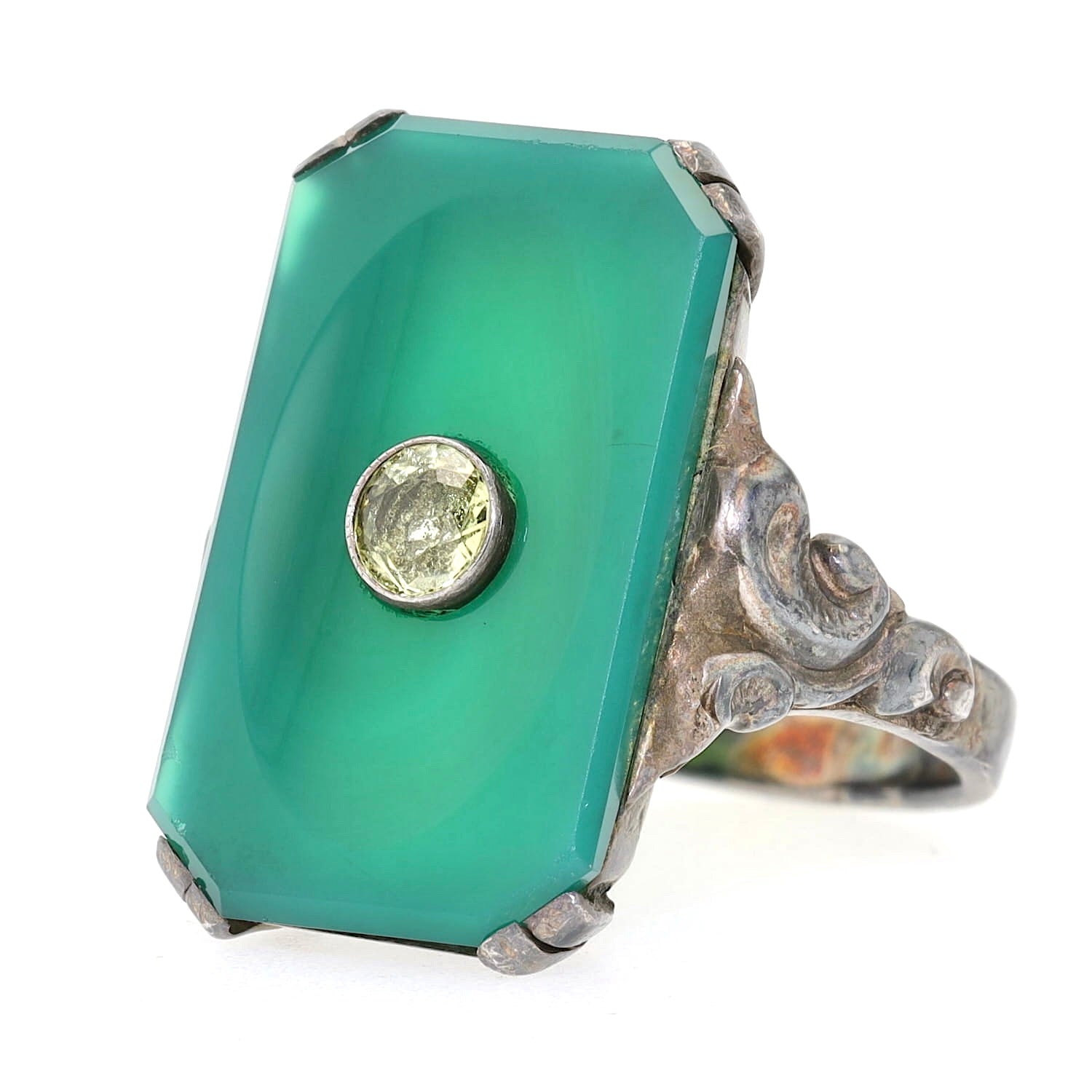 Art Déco Ring in 835er Silber mit einer Chrysopras-Platte und einem Chrysoberyll, liegend links gedreht