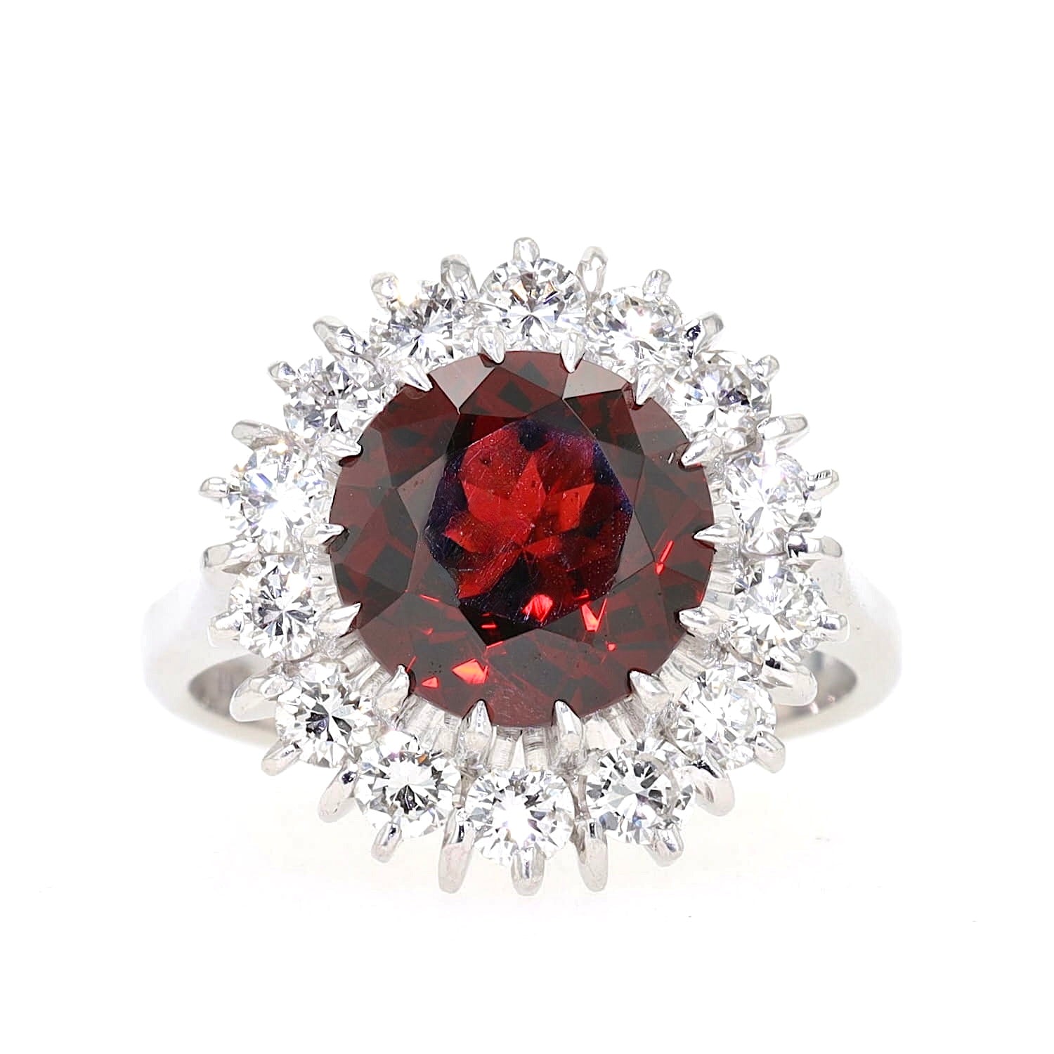 Entourage ring in 750 white gold with a garnet and Brilliants, lying frontally