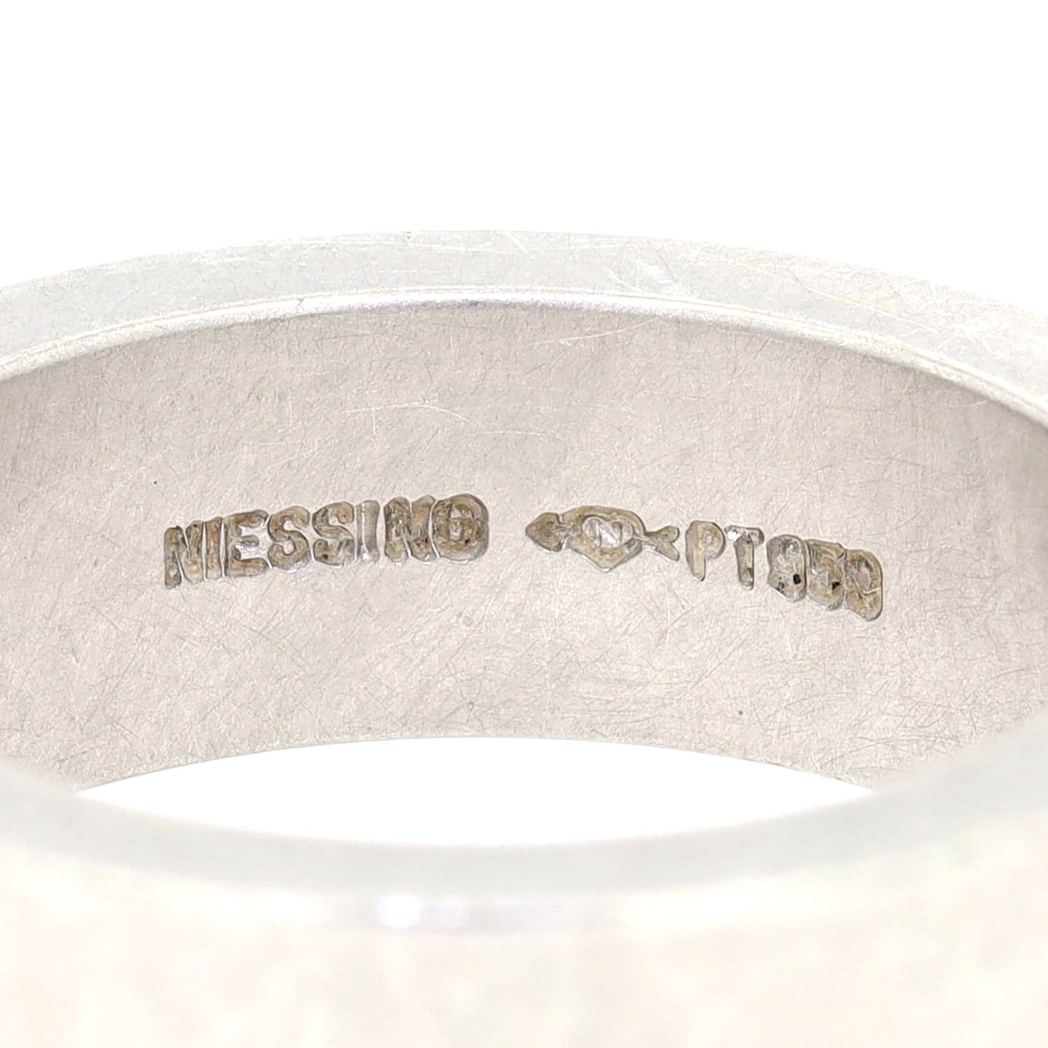 Niessing Ring Modell Laufsteg in 950er Platin mit einem beweglichen Brillanten, Markenstempel Niessing