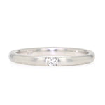 Ring in 860er Platin mit einem Brillanten, liegend frontal