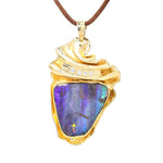 Anhänger in 585er Gelbgold mit einem schwarzen Edelopal und Brillanten, hängend frontal