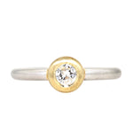 Ring in 950er Platin und 585er Gelbgold mit einem Brillanten, liegend frontal
