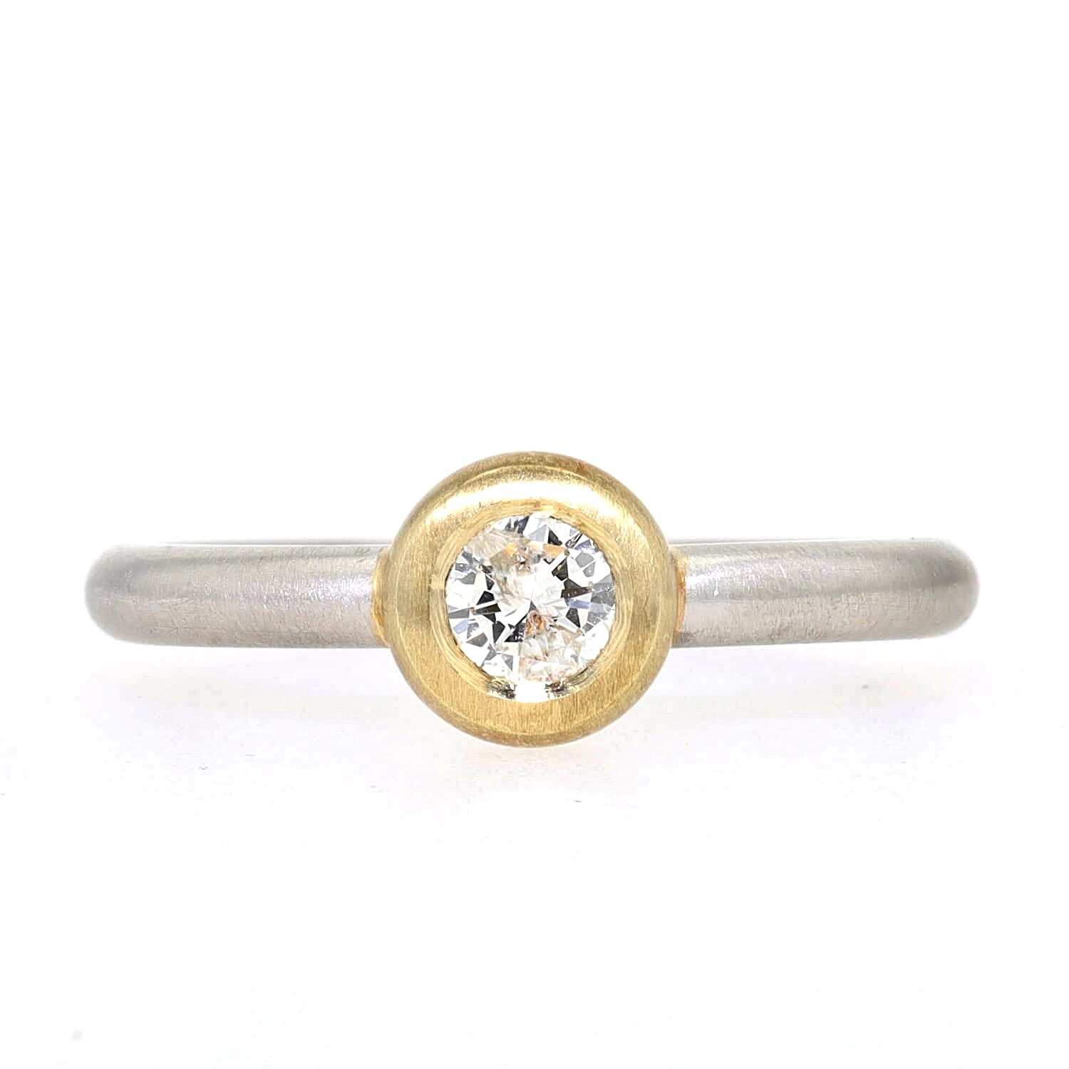 Ring in 950 platinum and 585 yellow gold with a brilliant, lying frontally
