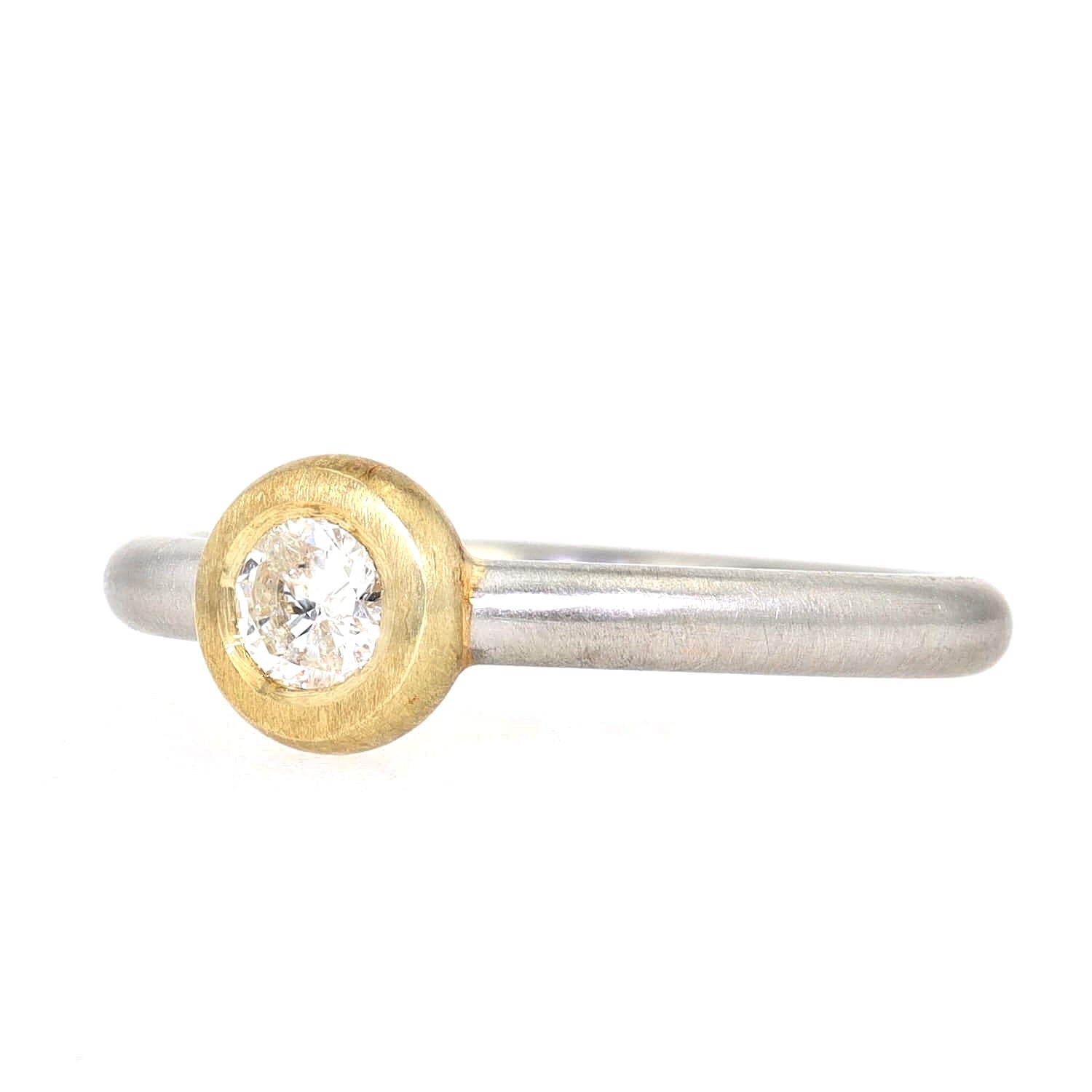 Ring in 950er Platin und 585er Gelbgold mit einem Brillanten, liegend links gedreht