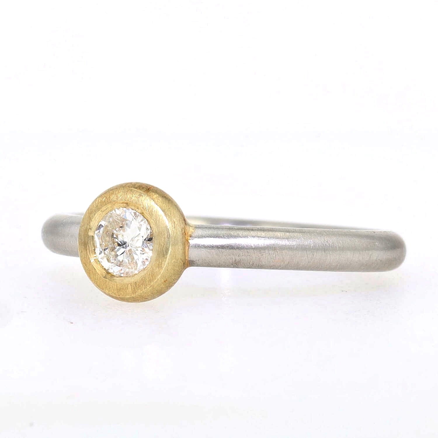 Ring in 950 platinum and 585 yellow gold with a brilliant, lying left turned