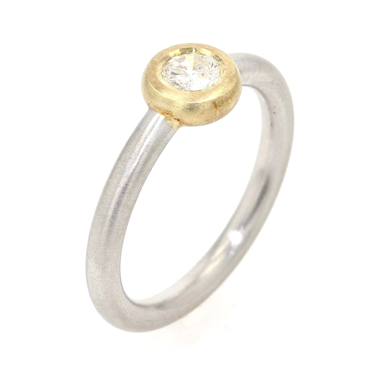 Ring in 950er Platin und 585er Gelbgold mit einem Brillanten, stehend