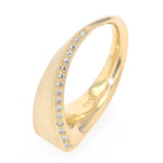 Ring in 750er Gelbgold mit Brillanten, stehend leicht links gedreht Diamanten rechts