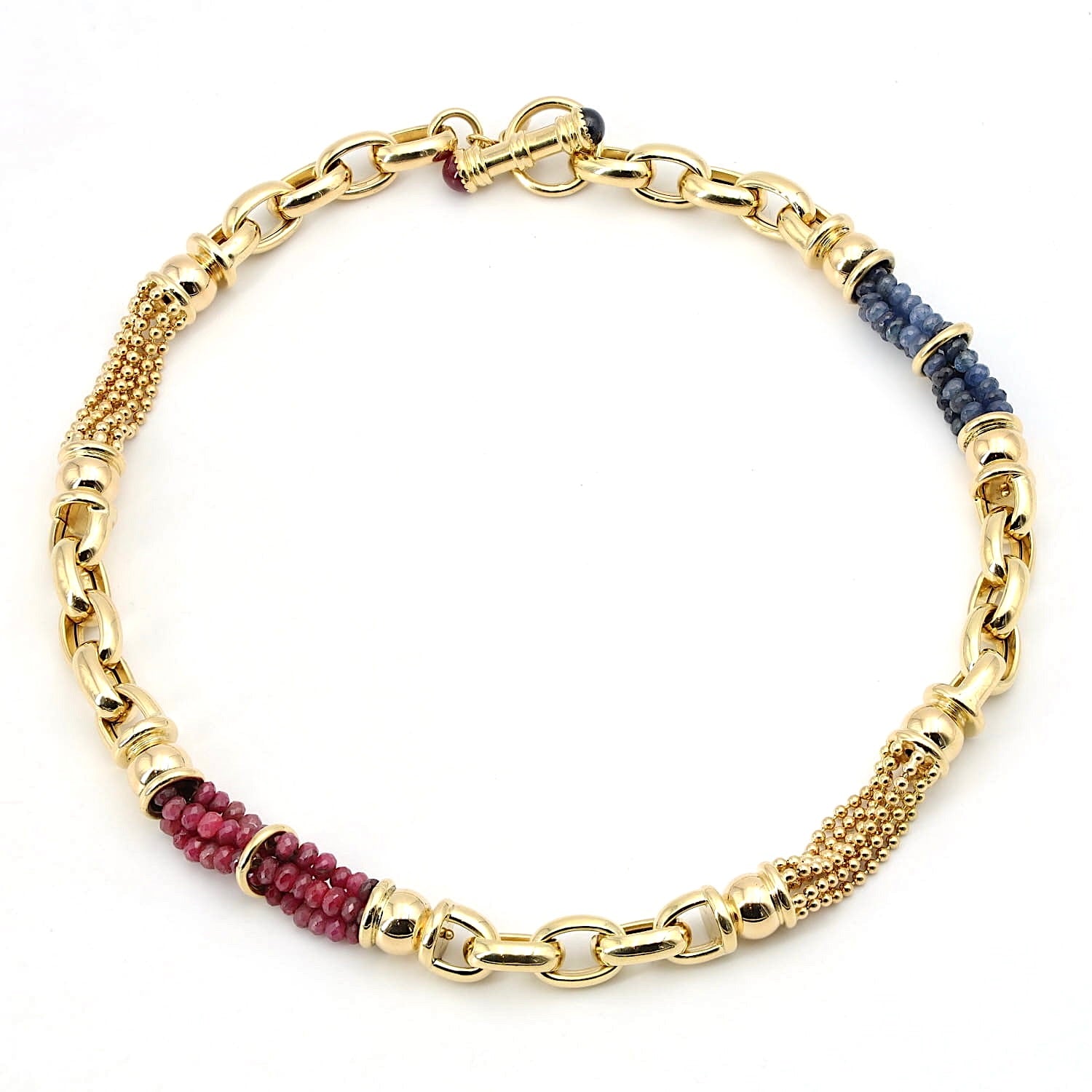 Exclusive italienische  Kette in 750er Gelbgold mit Rubinen und blauen Saphir im Cabochonschliff, liegend geschlossen