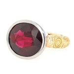 Statement Ring in 750er Gelb- und Weißgold mit einem Rubellit ca. 13 ct, liegend frontal leicht links gedreht