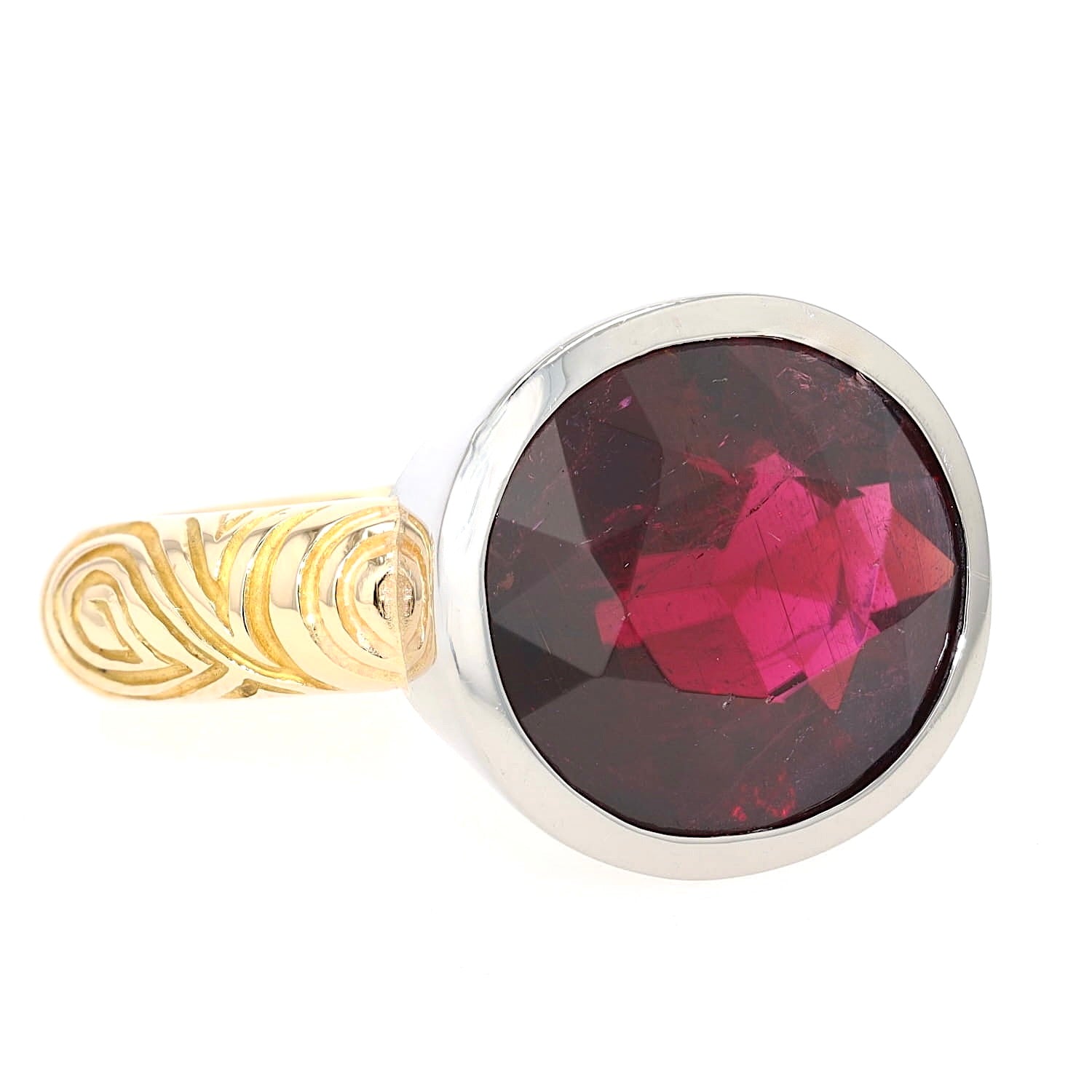 Statement Ring in 750er Gelb- und Weißgold mit einem Rubellit ca. 13 ct, liegend frontal leicht rechts gedreht