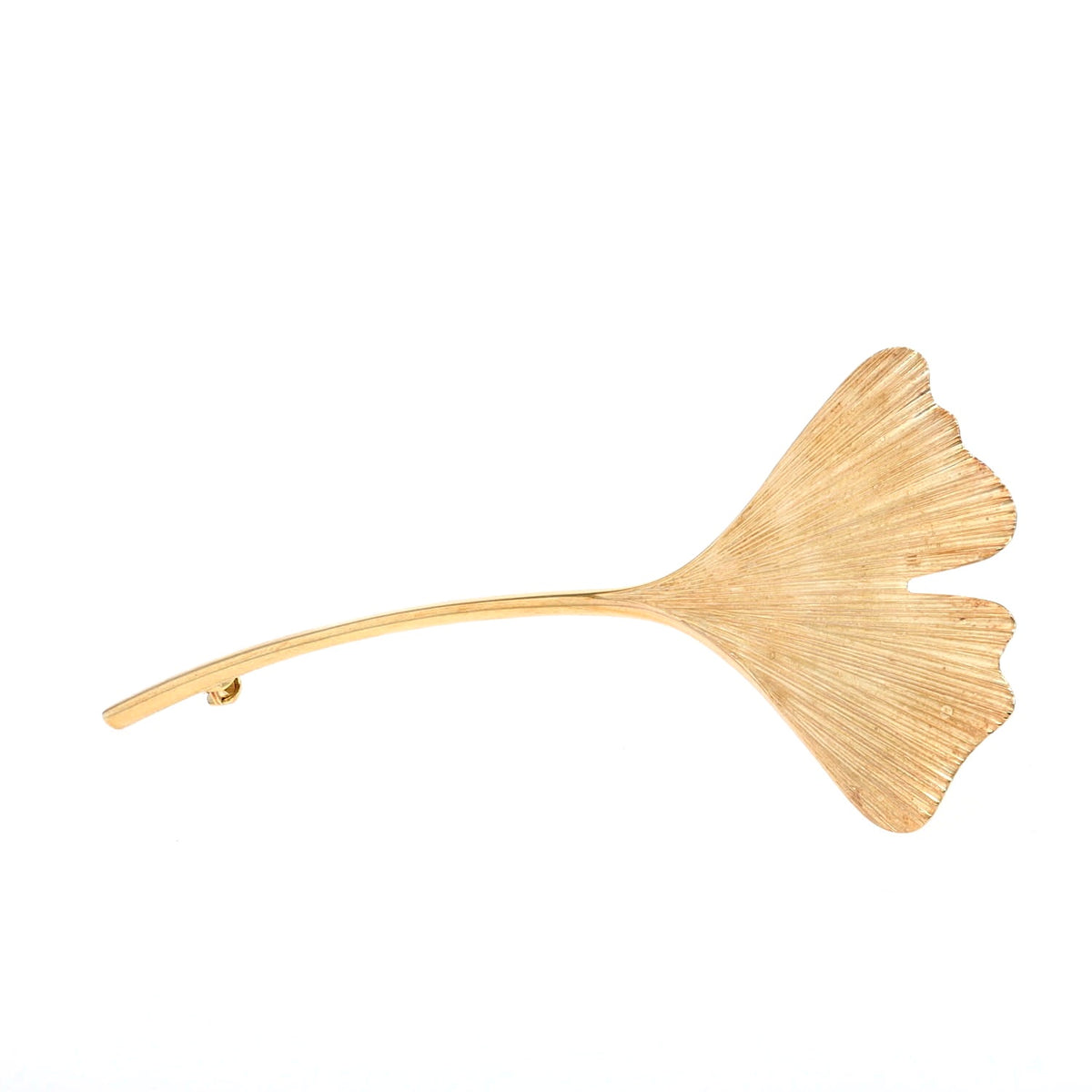 Brosche in Form eines Gingko Blattes aus 375er Gelbgold,  liegend frontal leicht links gedreht