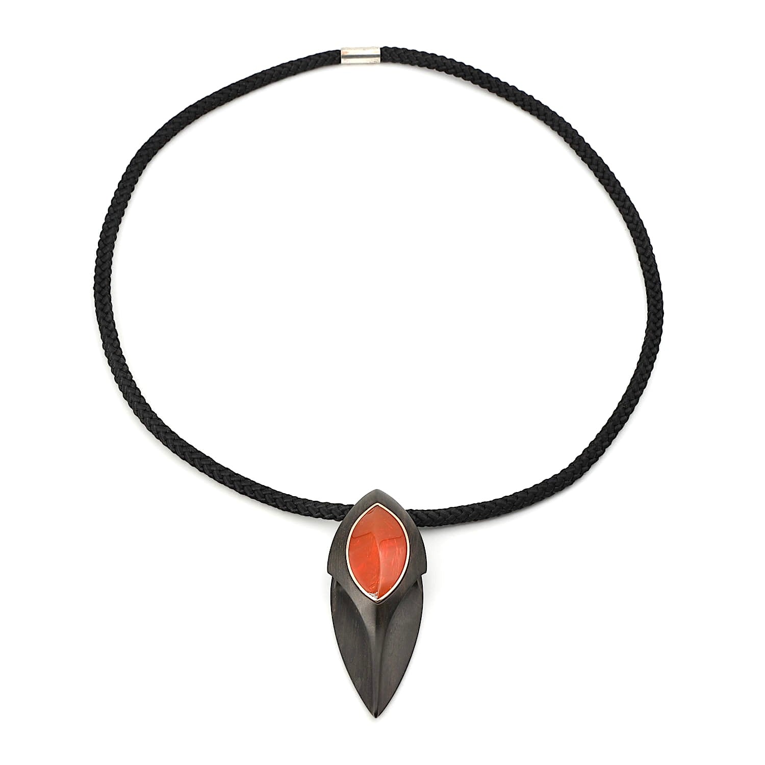 Endlos-Strickkette vermutlich aus der Goldschmiede von Wolfgang Krabow mit einem Anhänger aus Ebenholz der einen in 750er Gelbgold gefassten Feueropal mit ca. 65 ct. trägt, liegend geschlossen