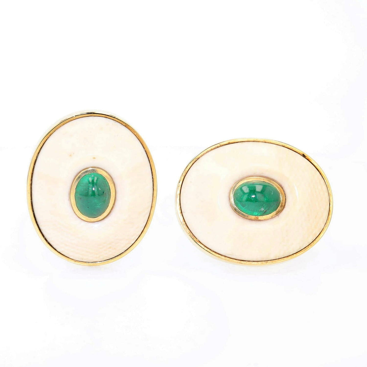Paar Vintage Ohrstecker aus 750er Gelbgold mit je einer ovalen Platte aus Bein und je einem Smaragd-Cabochon, einer liegend einer stehend frontal