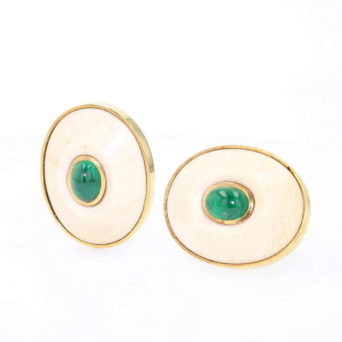 Paar Vintage Ohrstecker aus 750er Gelbgold mit je einer ovalen Platte aus Bein und je einem Smaragd-Cabochon, , einer liegend einer stehend frontal leicht links gedreht