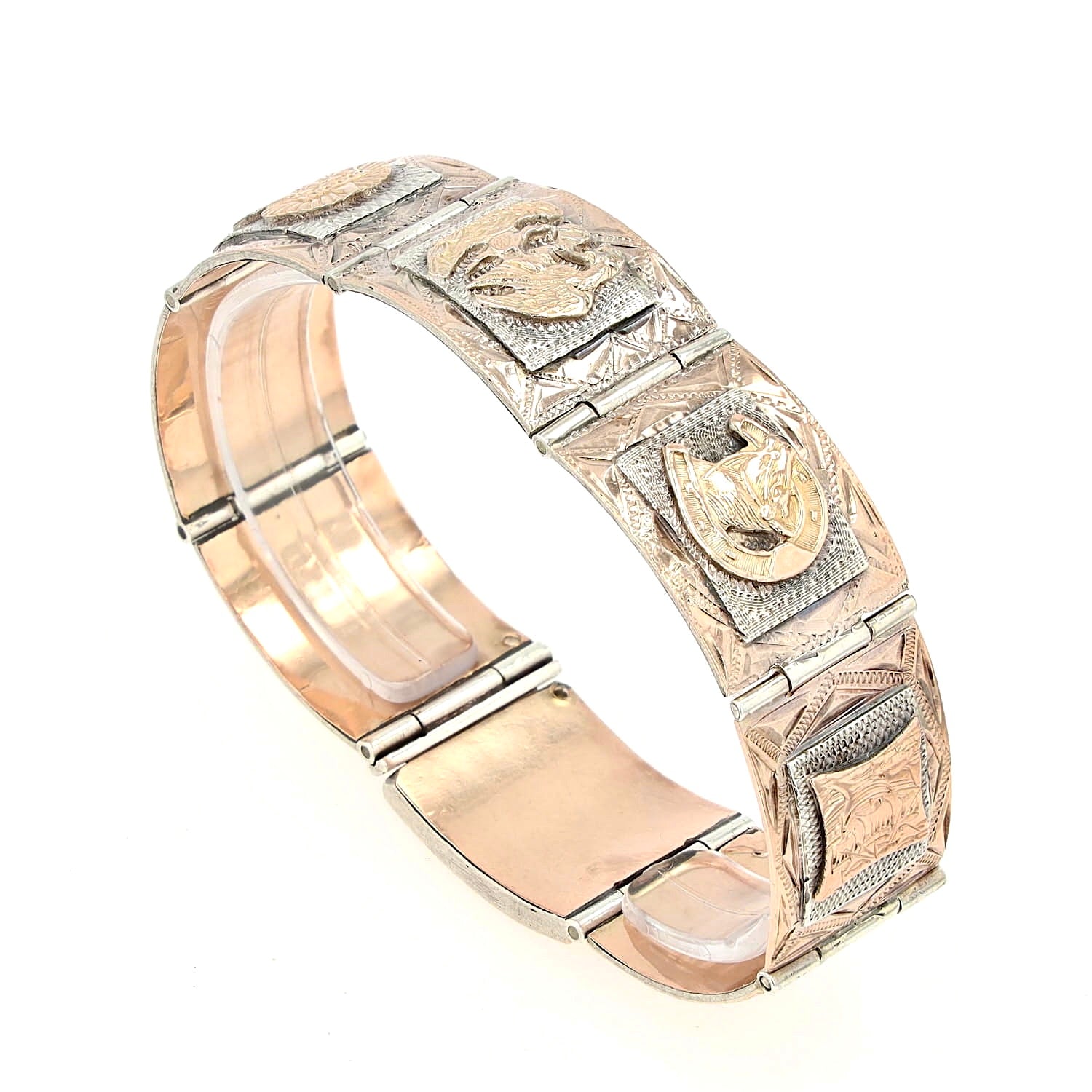 Ausgefallenes Vintage Armband in Silber und Gold, stehend geschlossen auf einem Plastikaufsteller