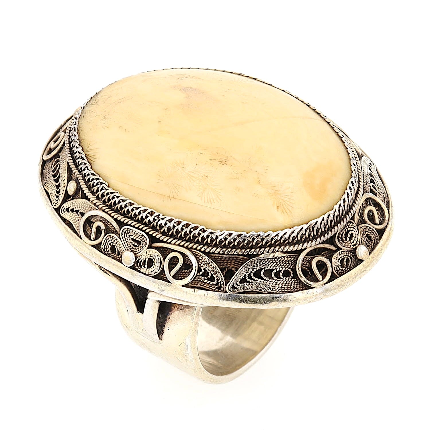 Chinesischer Ring aus der Zeit um 1900 in Silber, vergoldet mit Bein, stehend
