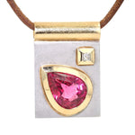 Anhänger in 585er Weiß- und Gelbgold mit einem pinkfarbenen Turmalin und einem Brillanten, hängend frontal