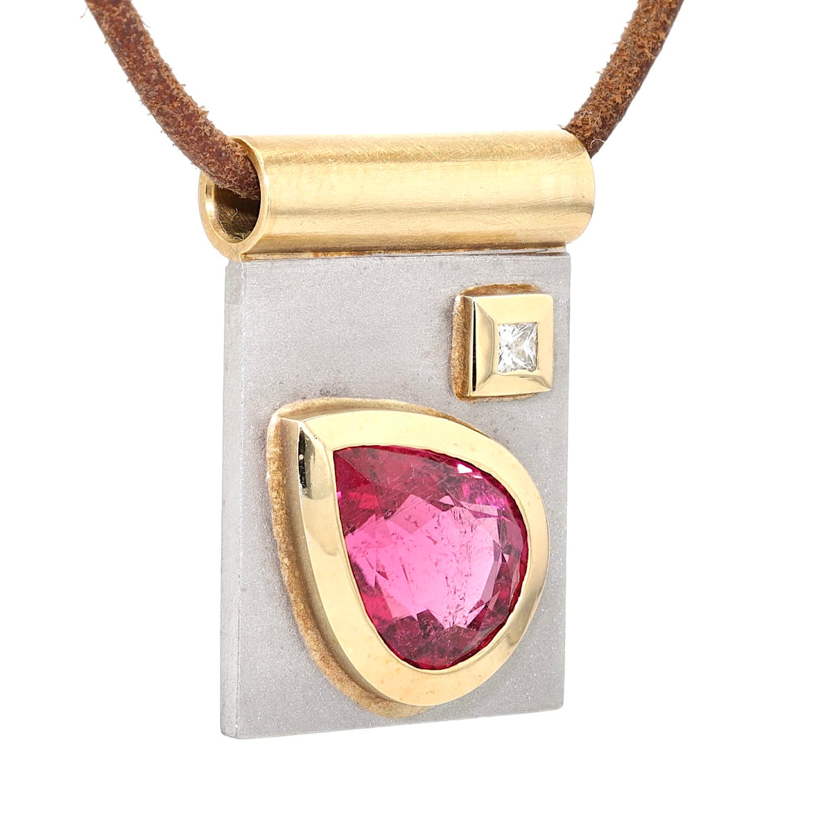 Anhänger in 585er Weiß- und Gelbgold mit einem pinkfarbenen Turmalin und einem Brillanten, hängend frontal leicht rechts gedreht