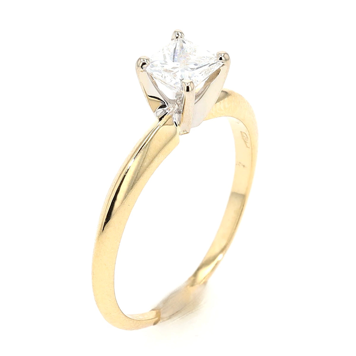 Solitaire ring in 750 yellow gold with a princess-cut diamond, standing