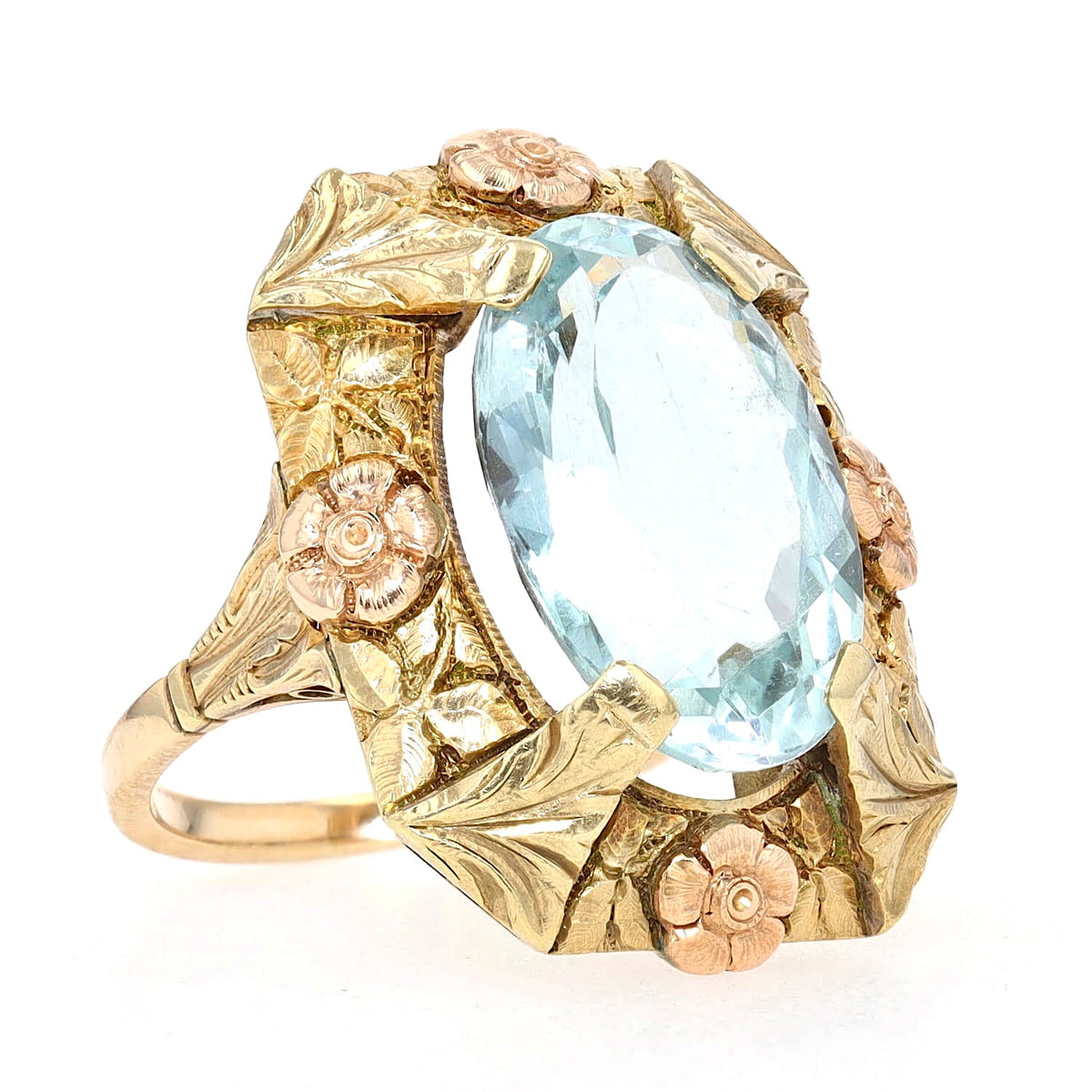 Art Nouveau ring in 585 yellow gold with an aquamarine with approx. 9.1 ct, lying frontally slightly turned to the right