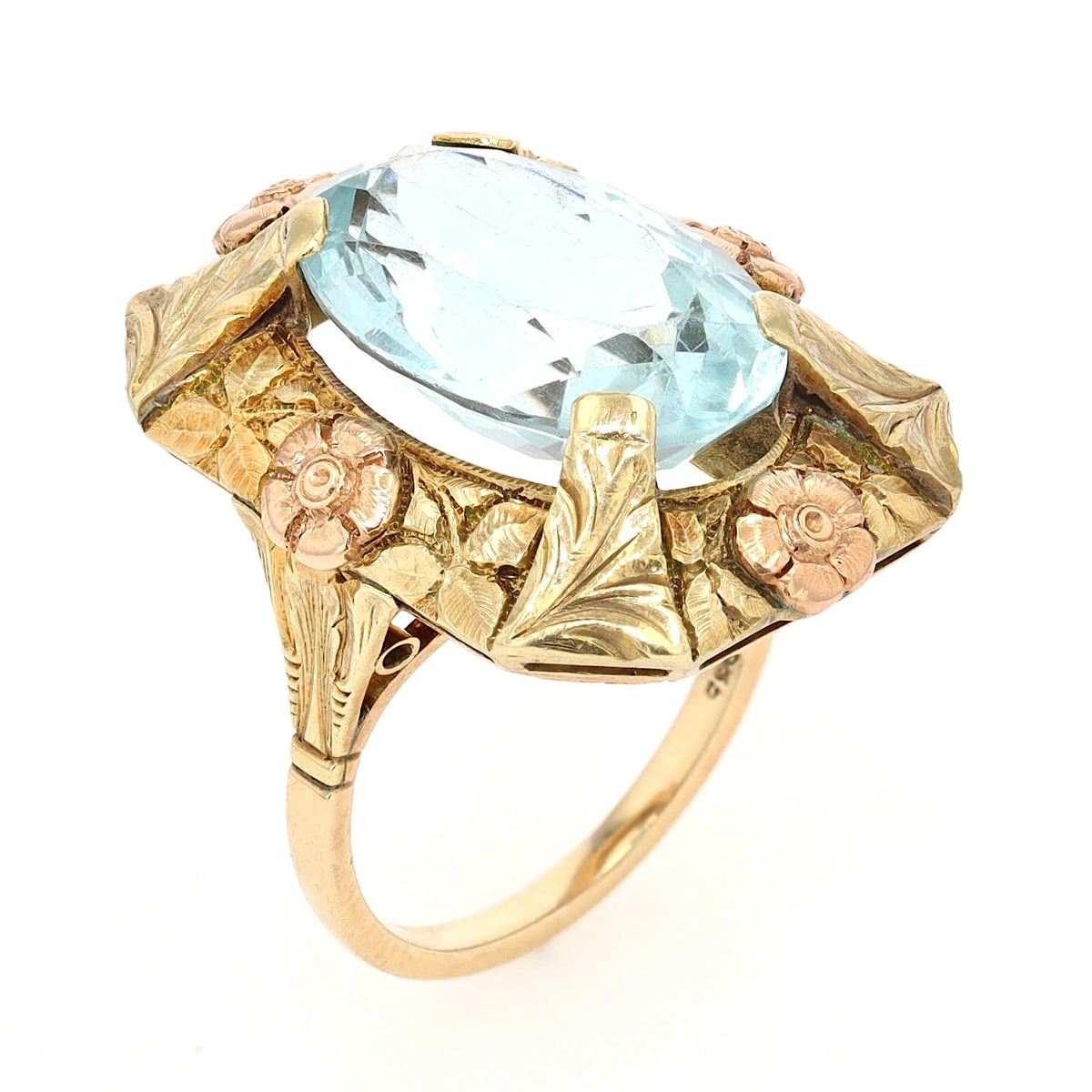 Art Nouveau ring in 585 yellow gold with an aquamarine with approx. 9.1 ct, standing