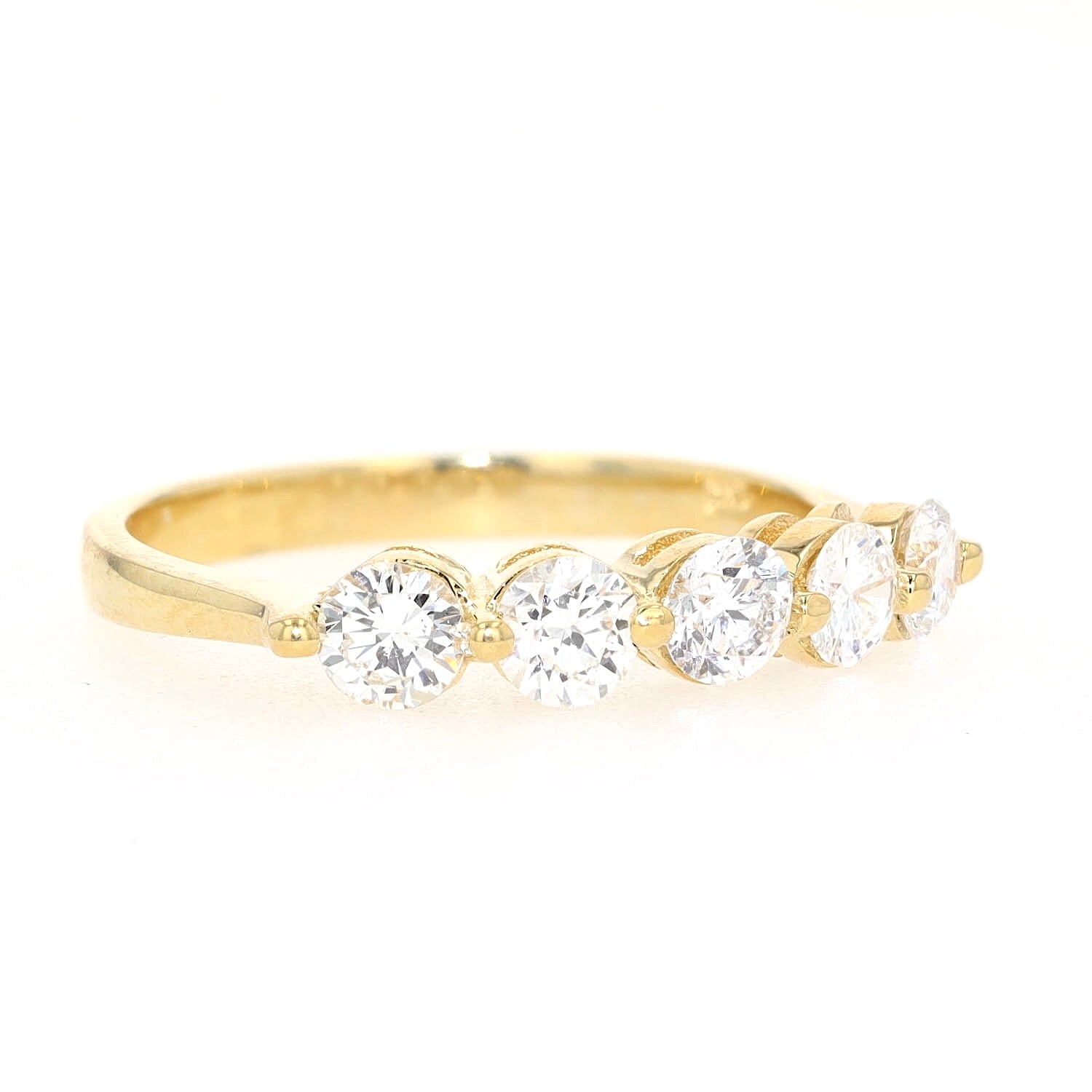 Ring in 750 yellow gold with a total of approx. 0.75 ct Brilliants, lying on the right