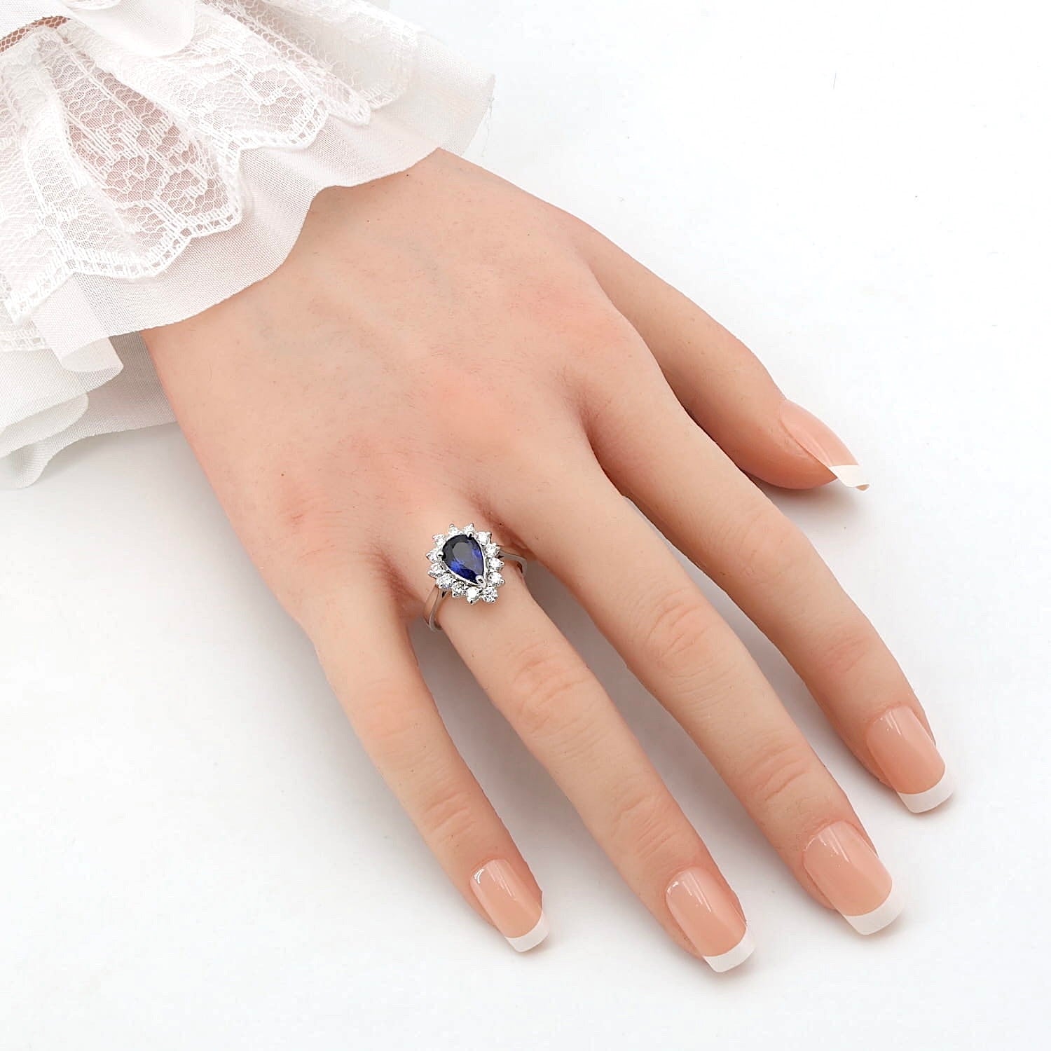 Ring in 585 white gold with a sapphire and brilliants