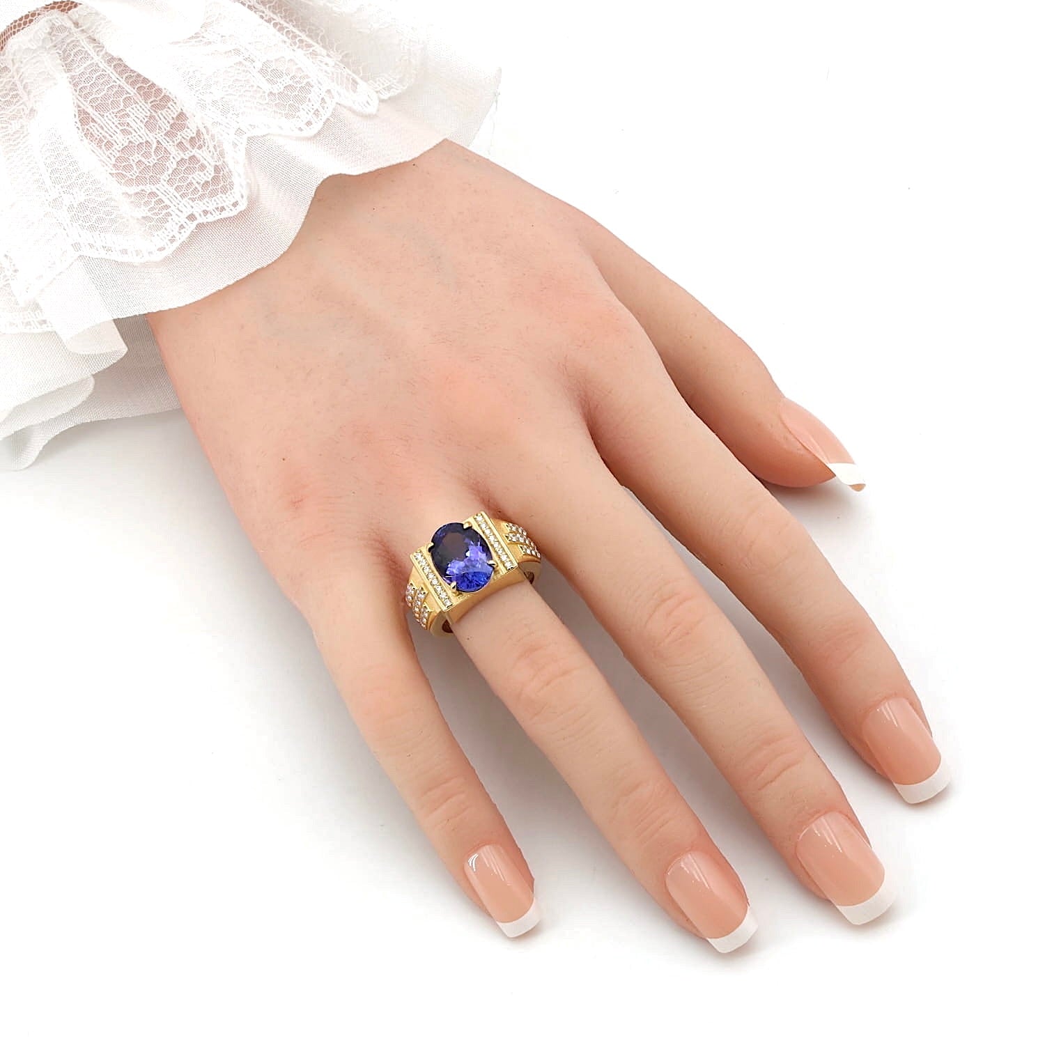 Ring in 750 yellow gold with one tanzanite and brilliants