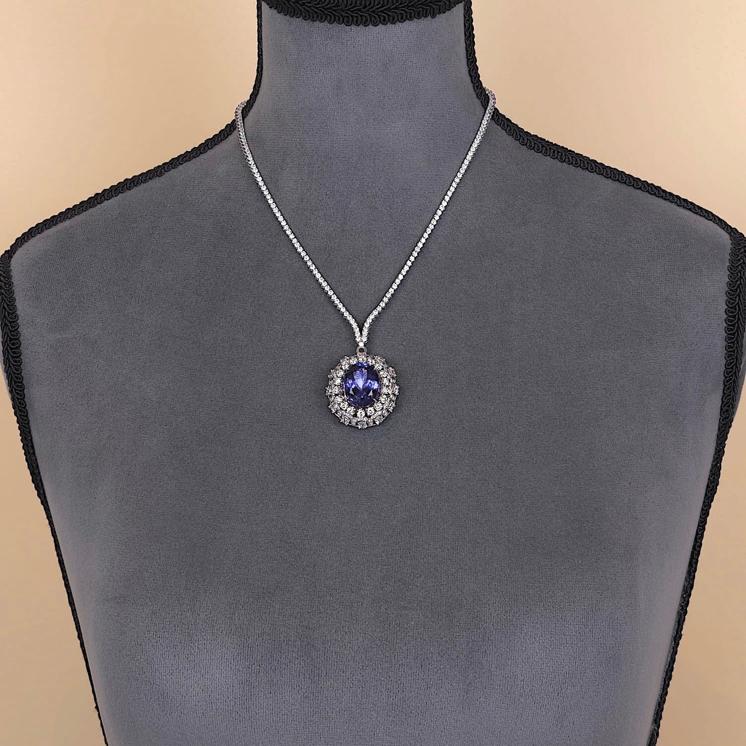 Magnificent necklace in 585 white gold with a large tanzanite and a total of approx. 10.5 carats Brilliants, on a dark bust