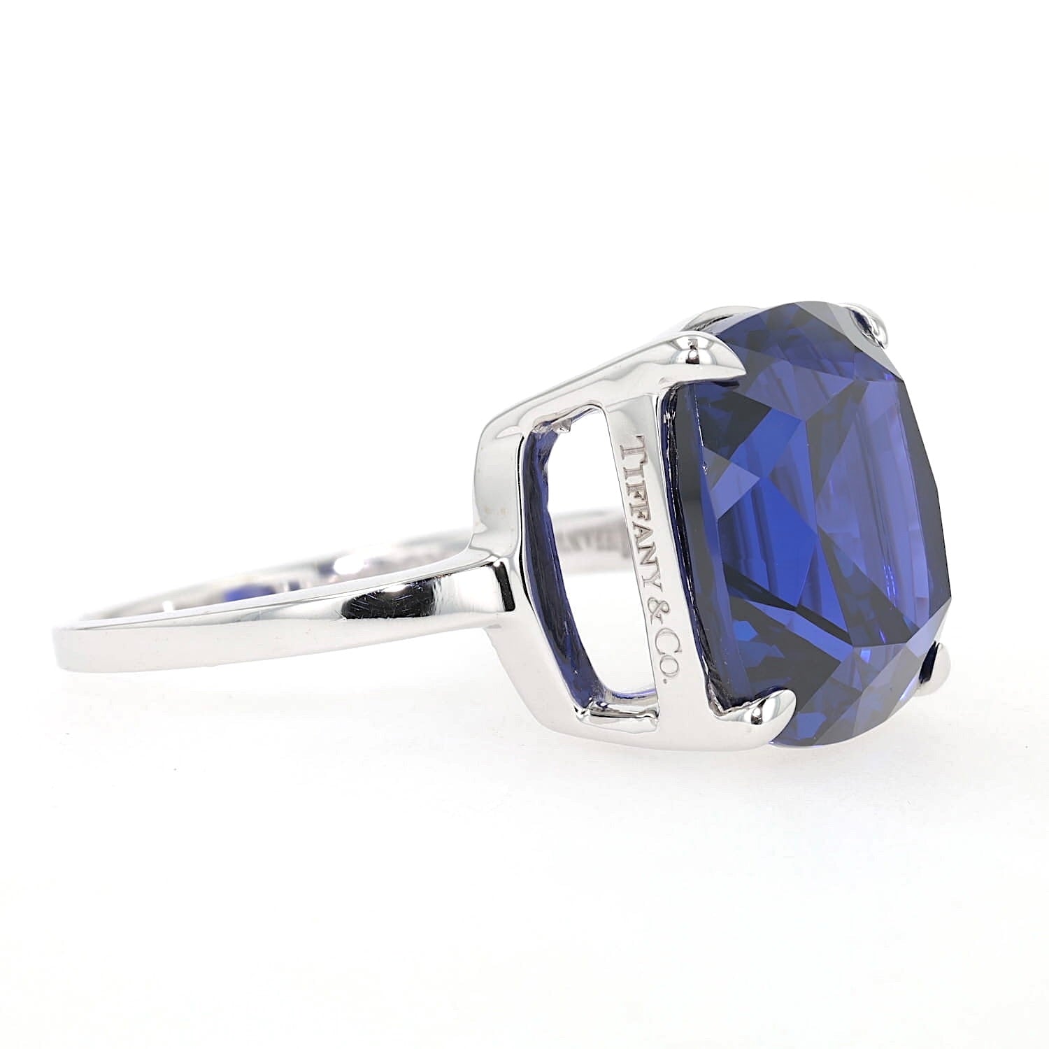 Tiffany & Co. ring in 750 white gold with a tanzanite approx. 11 ct