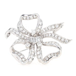 Bow brooch in 750 white gold with a total of approx. 1.9 ct Brilliants and diamonds, standing frontally