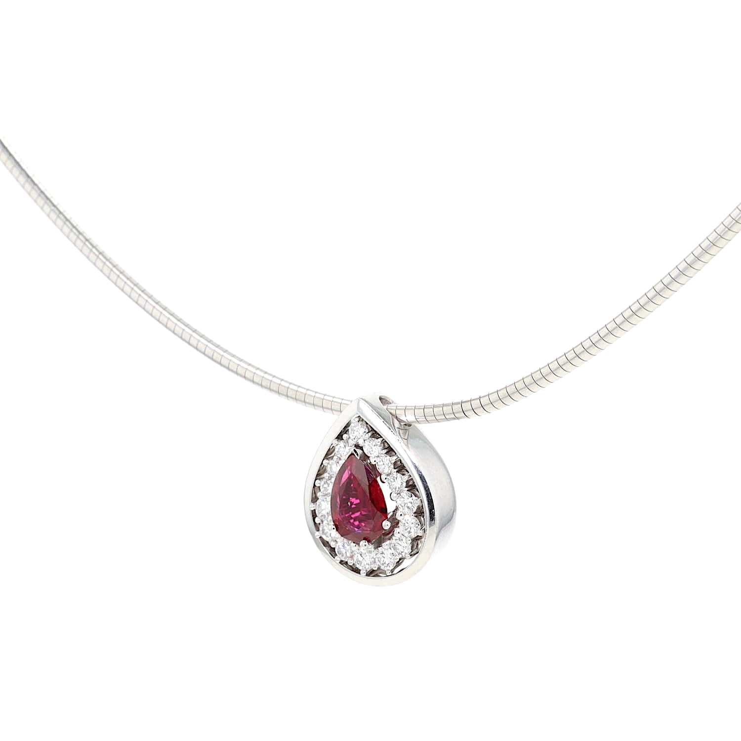 Kette mit einem Anhänger in 750er Weißgold mit einem Rubin und Brillanten, hängend links gedreht