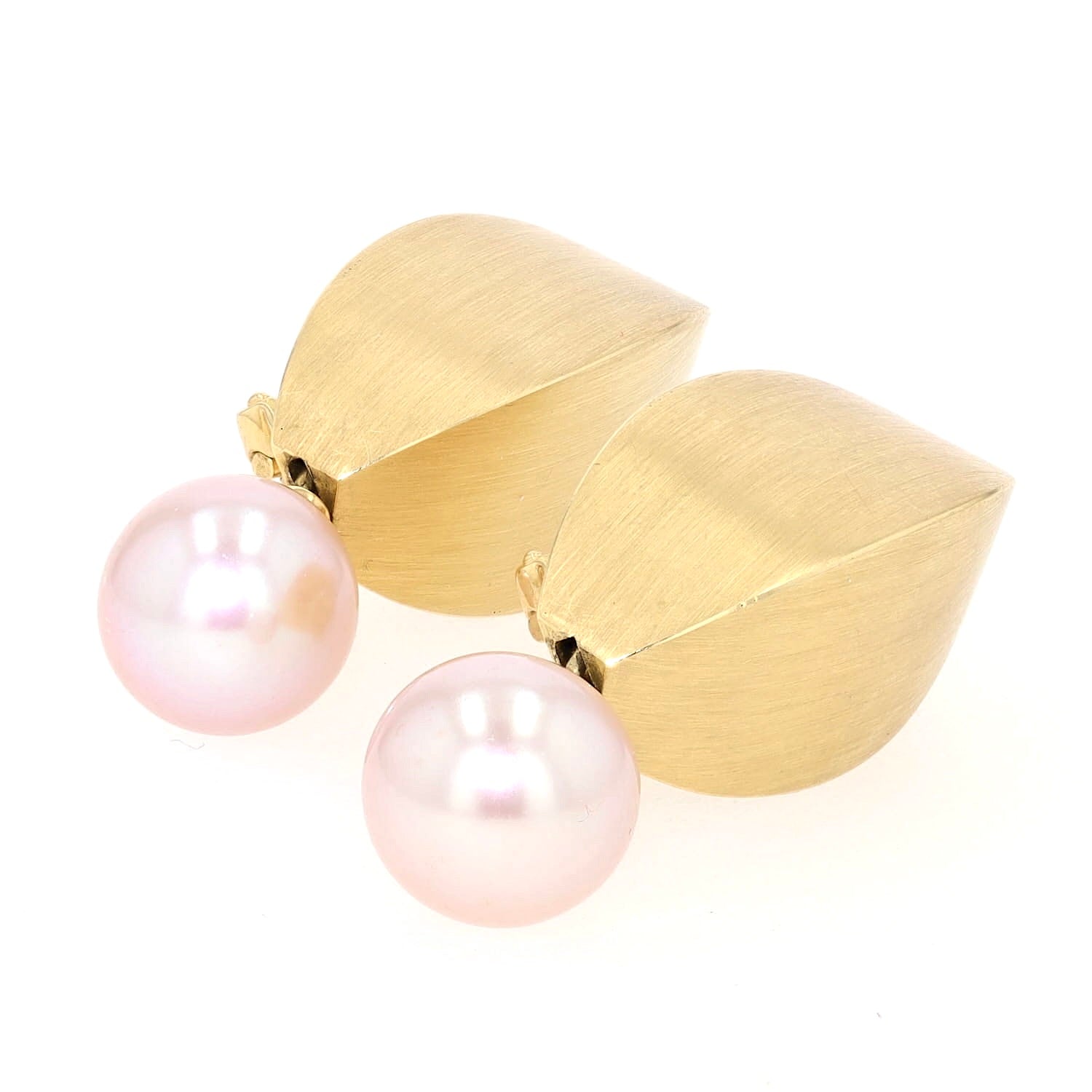 Ohrclips in 750er Gelbgold mit je einer Zuchtperle liegend frontal leicht links gedreht