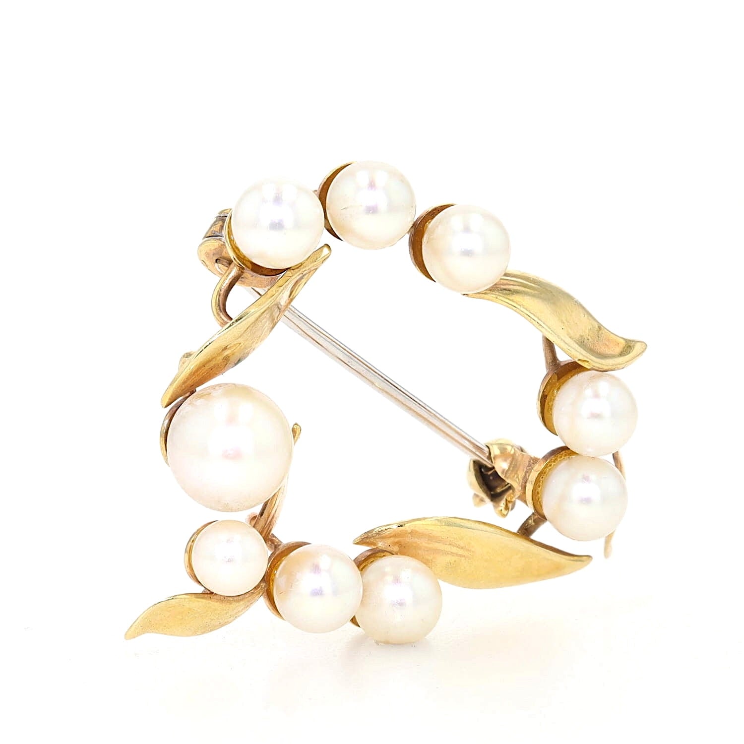 Brosche in 585er Gelbgold, Nadel Weißgold mit Zuchtperlen, stehend inks gedreht