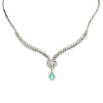 Juwelen-Collier in 750er Weißgold mit ca. 7,0 ct Brillanten und einem Smaragd, hängend frontal