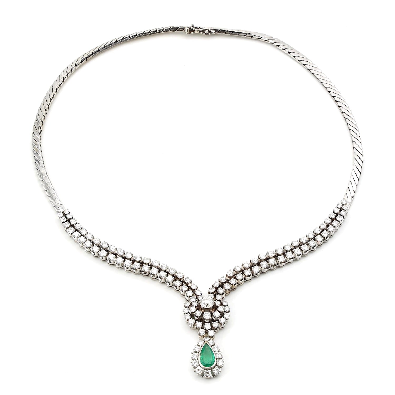 Juwelen-Collier in 750er Weißgold mit ca. 7,0 ct Brillanten und einem Smaragd, liegend geschlossen
