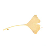 Brosche in Form eines Gingko Blatt aus 375er Gelbgold, liegend frontal
