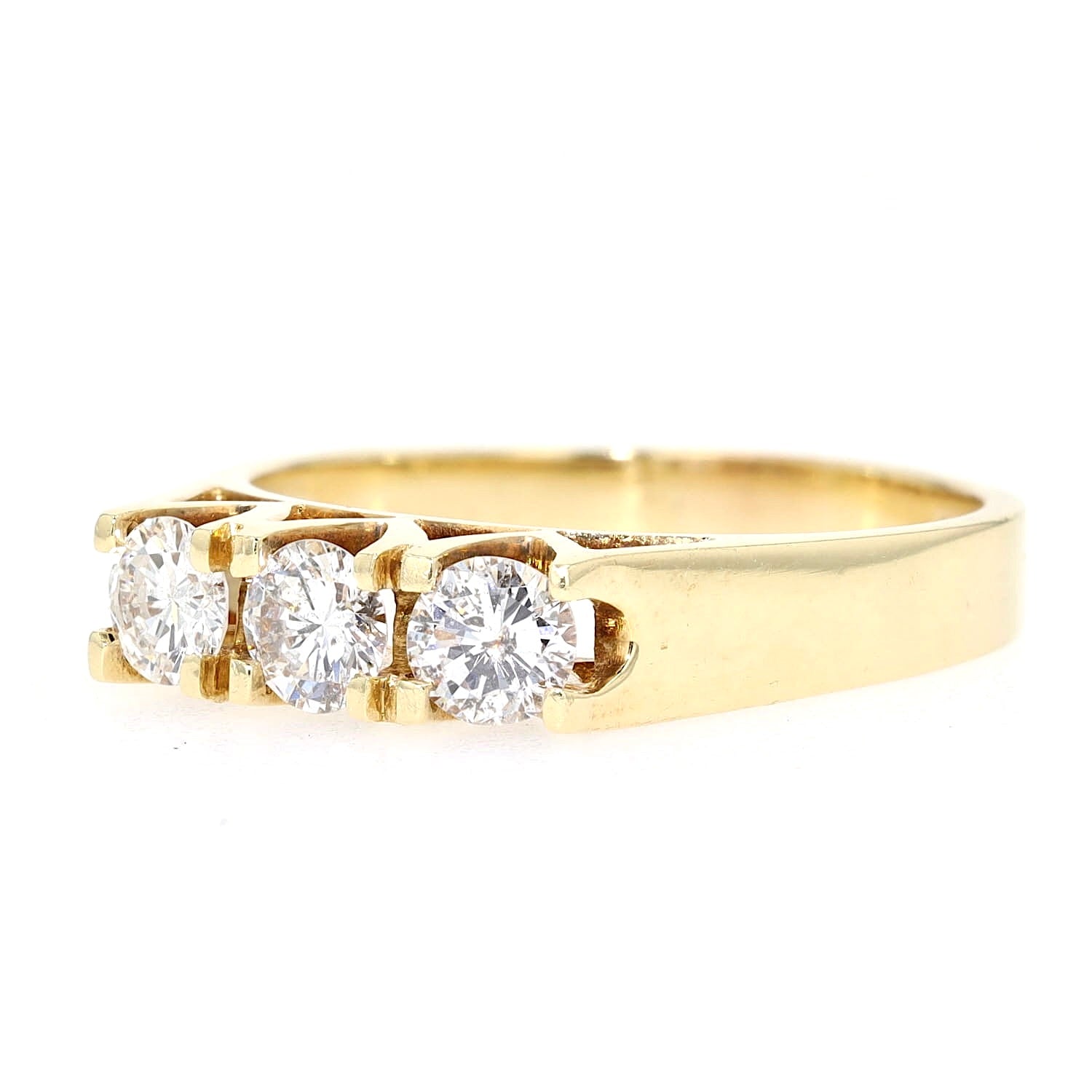 Ring in 585 yellow gold with three Brilliants total approx. 0.68 ct, turned lying left